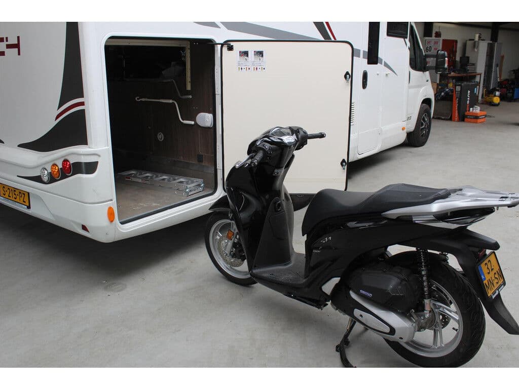 Mclouis Mc4 Mclouis 881g Integraal | Luifel | Navigatie | Grote Garage | Queens Bed | thumbnail 3