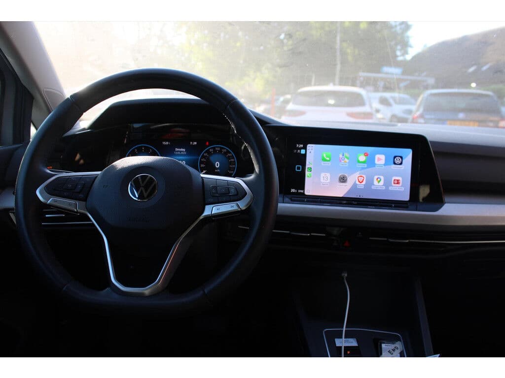 Volkswagen Golf 1.0 Etsi Hybride *Life* | Carplay | Adaptive Cruise Control | Camera | Climate Control | Navigatie | Pdc | Privacy | Bluetooth | thumbnail 6