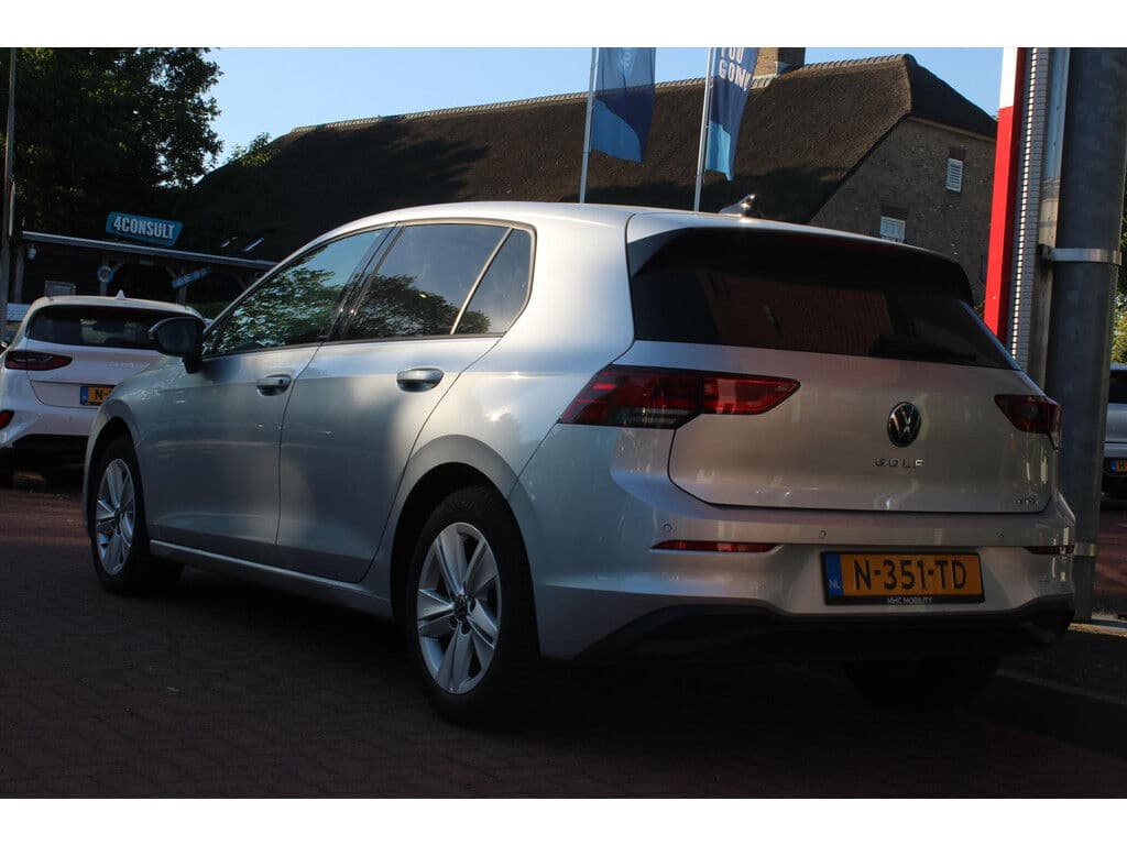 Volkswagen Golf 1.0 Etsi Hybride *Life* | Carplay | Adaptive Cruise Control | Camera | Climate Control | Navigatie | Pdc | Privacy | Bluetooth | thumbnail 3