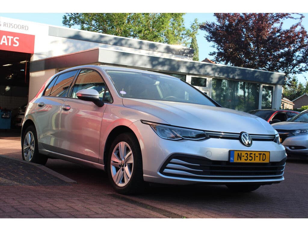Volkswagen Golf 1.0 Etsi Hybride *Life* | Carplay | Adaptive Cruise Control | Camera | Climate Control | Navigatie | Pdc | Privacy | Bluetooth | thumbnail 5