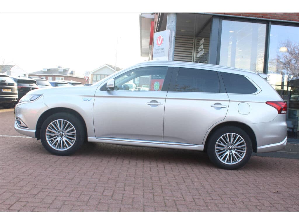 Mitsubishi Outlander 2.4 Phev *Pure+* | Trekhaak | Carplay | Camera | Cruise & Climate Control | Stoelverwarming | Pdc | Navigatie | Privacy | Bluetooth | thumbnail 2