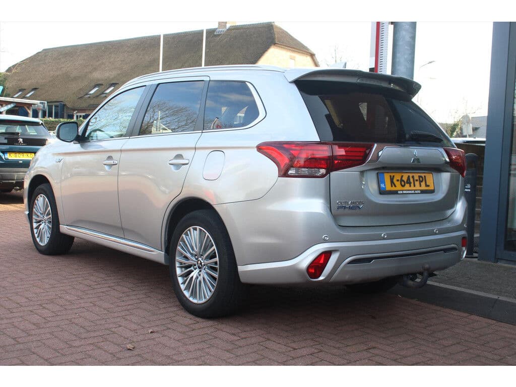 Mitsubishi Outlander 2.4 Phev *Pure+* | Trekhaak | Carplay | Camera | Cruise & Climate Control | Stoelverwarming | Pdc | Navigatie | Privacy | Bluetooth | thumbnail 3
