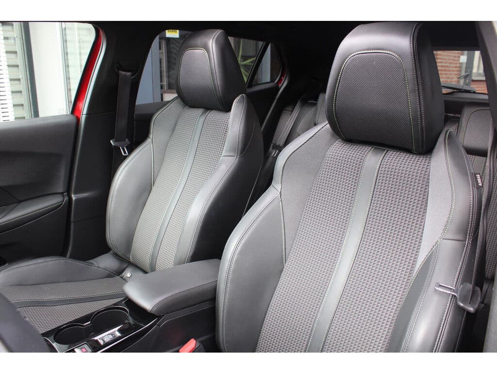 Peugeot E-2008 Ev 50kwh *Gt* | Soh 88.31% | 3-Fase | Schuifdak | Camera | Carplay | Navigatie | Stoelverwarming | Cruise & Climate Control | thumbnail 14