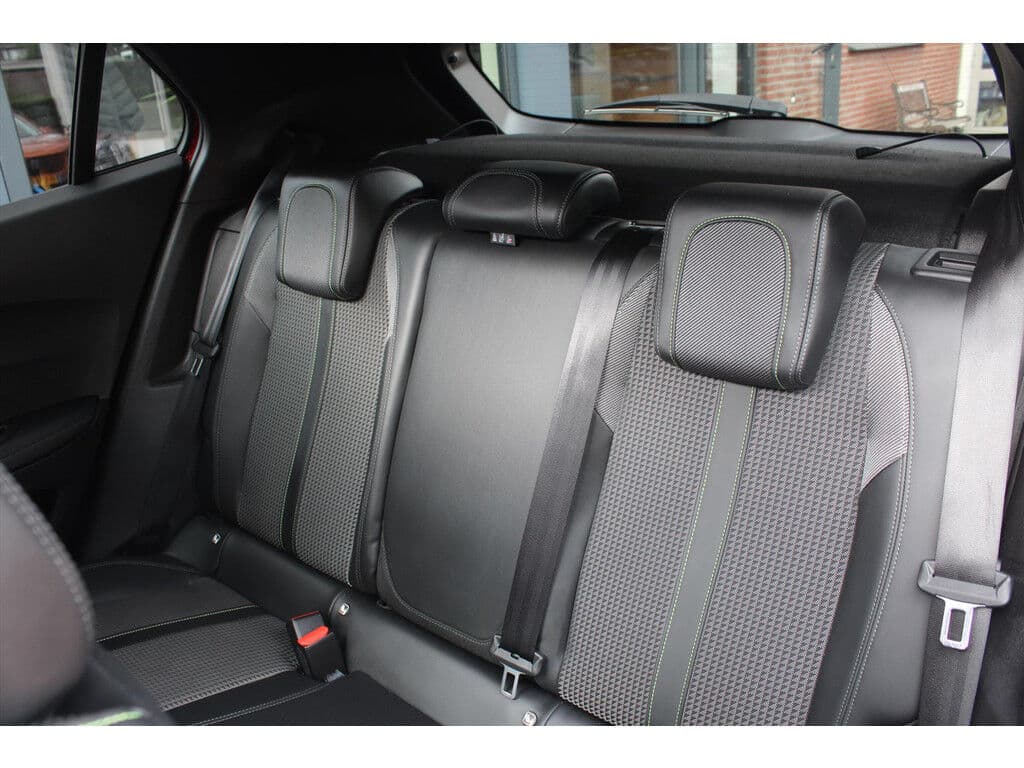 Peugeot E-2008 Ev 50kwh *Gt* | Soh 88.31% | 3-Fase | Schuifdak | Camera | Carplay | Navigatie | Stoelverwarming | Cruise & Climate Control | thumbnail 15