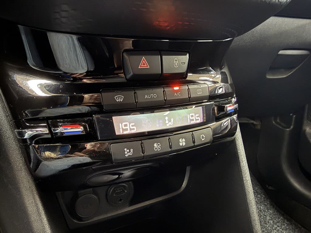 Peugeot 2008 1.2 Puretech Allure | Navi | Cruise thumbnail 11