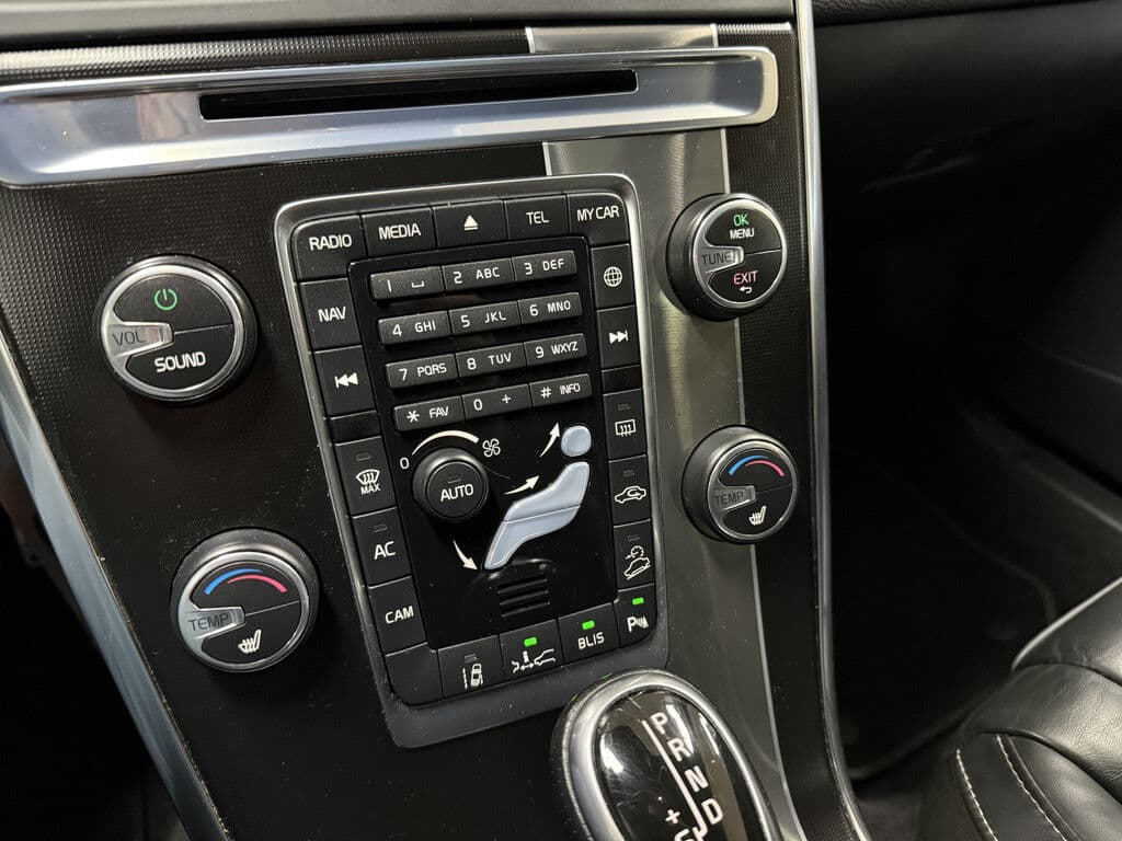 Volvo Xc60 2.4 D5 R-Design Awd | Elektr. Dak | Acc | Afn. Trekhaak thumbnail 17