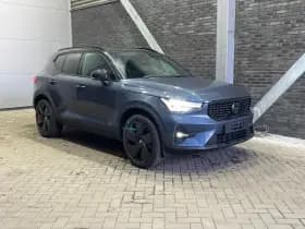 Volvo XC40 B4 Ultra Black Edition | Panoramadak | Trekhaak | 360° Camera | ACC | Stoel+Stuurverwarming