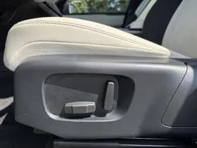 Land Rover Range Rover Velar 2.0 250PK AWD R-DYNAMIC BLACK PACK SE thumbnail 36