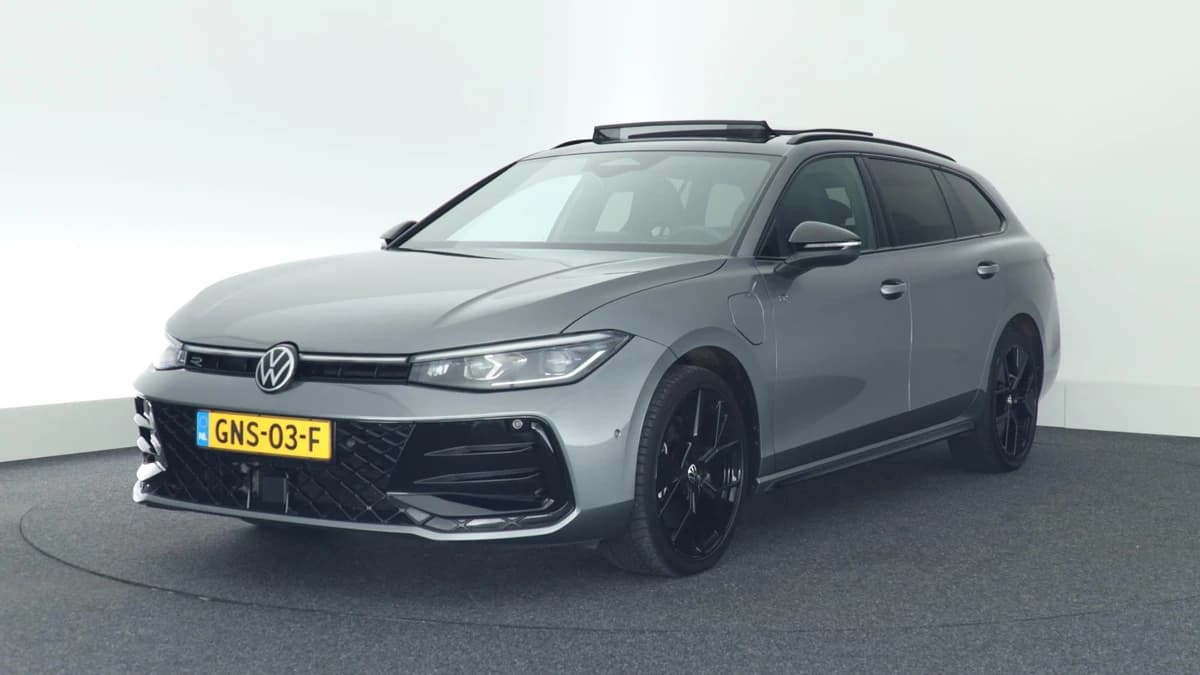 Volkswagen Passat Variant 1.5 eHybrid 204pk R-Line Edition Black Style Trekhaak Camera Head-Up Panoramadak Leder Memory Stoelverwarming Keyless Navigatie — foto 1
