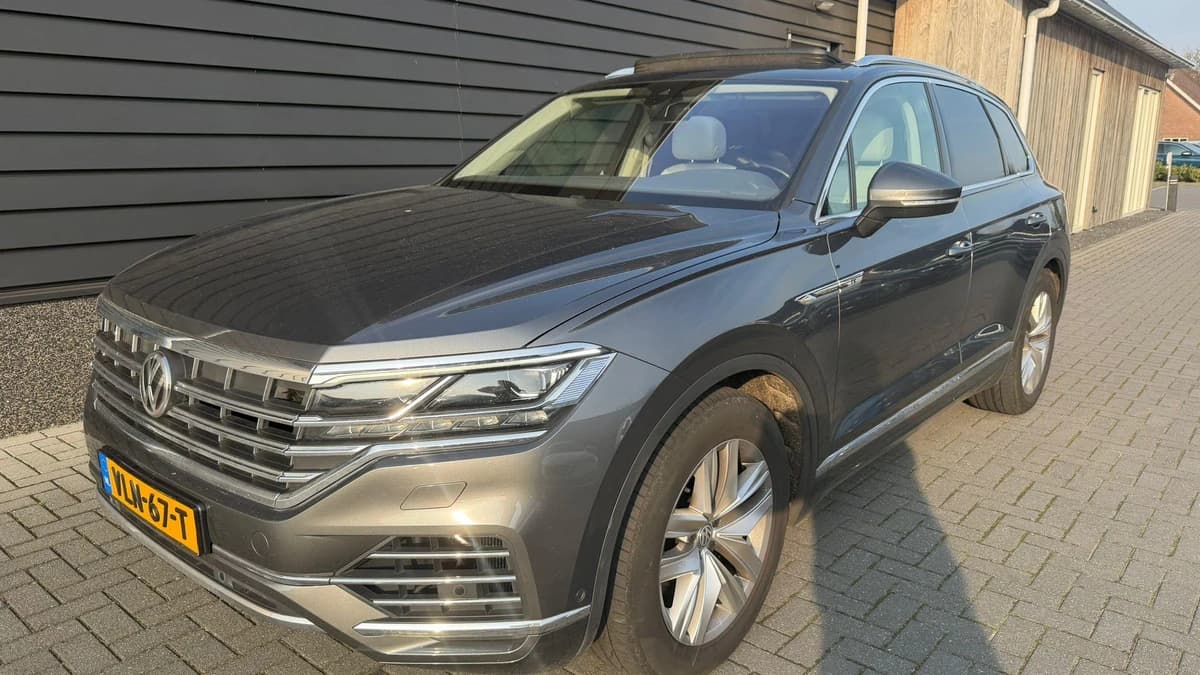 Volkswagen Touareg 3.0 TDI 230pk R-Line Grijs kenteken Panoramadak Trekhaak Luchtvering Matrix Camera Keyless — foto 1