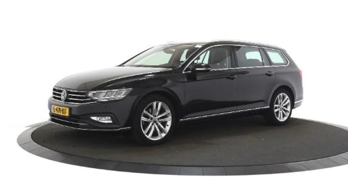 Volkswagen Passat Variant 1.5 TSI 150pk DSG R-Line Business + HUD Trekhaak Camera Keyless Navigatie Voorruitverwarming — foto 1