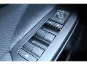 Toyota C-HR 1.8 Hybrid 140 First Edition Bi-Tone thumbnail 19