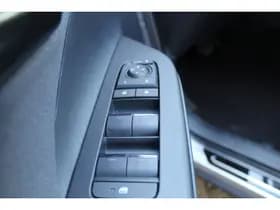 Toyota C-HR 1.8 Hybrid 140 First Edition Bi-Tone thumbnail 22