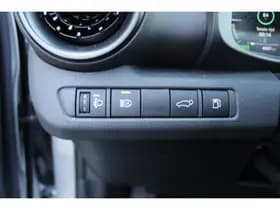 Toyota C-HR 1.8 Hybrid 140 First Edition Bi-Tone thumbnail 24