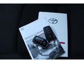 Toyota C-HR 1.8 Hybrid 140 First Edition Bi-Tone thumbnail 29