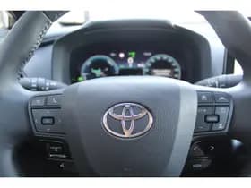 Toyota C-HR 1.8 Hybrid 140 First Edition Bi-Tone thumbnail 4