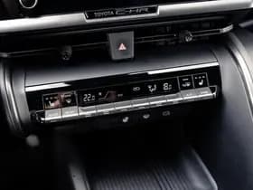 Toyota C-HR 1.8 Full Hybrid First Edition | Bi-Tone | Apple carplay | Stoel en Stuurverwarming | PDC | Navigatie | Adaptieve cruise | Achter thumbnail 17