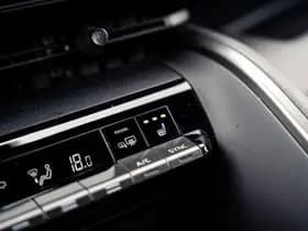 Toyota C-HR 1.8 Full Hybrid First Edition | Bi-Tone | Apple carplay | Stoel en Stuurverwarming | PDC | Navigatie | Adaptieve cruise | Achter thumbnail 18