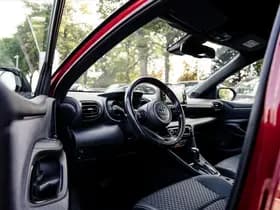 Toyota Yaris 1.5 Hybrid Style Bi-Tone | Climate control | Automaat | Adaptive cruise control | Achteruitrijcamera | 4 Seizoenen banden | 10 j thumbnail 2