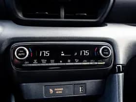 Toyota Yaris 1.5 Hybrid Style Bi-Tone | Climate control | Automaat | Adaptive cruise control | Achteruitrijcamera | 4 Seizoenen banden | 10 j thumbnail 17