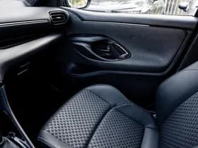 Toyota Yaris 1.5 Hybrid Style Bi-Tone | Climate control | Automaat | Adaptive cruise control | Achteruitrijcamera | 4 Seizoenen banden | 10 j thumbnail 29