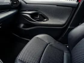 Toyota Yaris 1.5 Hybrid Style Bi-Tone | Climate control | Automaat | Adaptive cruise control | Achteruitrijcamera | 10 jaar garantie thumbnail 31