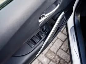 Toyota Corolla Cross 2.0 Full Hybrid Dynamic Automaat | Panoramadak | All Season banden | Adaptieve cruisecontrol | Stuurverwarming | Stoelverwarming thumbnail 23