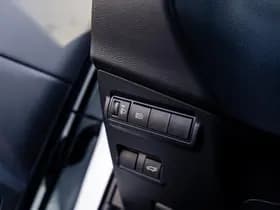 Toyota Corolla Cross 2.0 Full Hybrid Dynamic Automaat | Panoramadak | All Season banden | Adaptieve cruisecontrol | Stuurverwarming | Stoelverwarming thumbnail 29