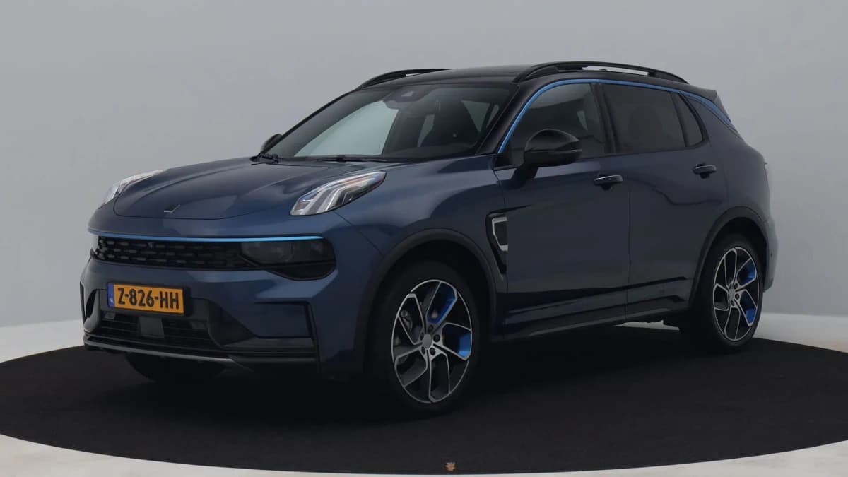 Lynk & 01 1 5 plug in hybrid 360 zwarte hemel nld auto — foto 1