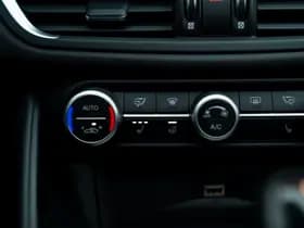 Alfa Romeo Romeo Giulia 2.0T B-Tech thumbnail 26