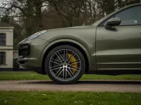 Porsche Cayenne Coupé 4.0 Turbo S E-Hybrid | PTS Oak Green thumbnail 13