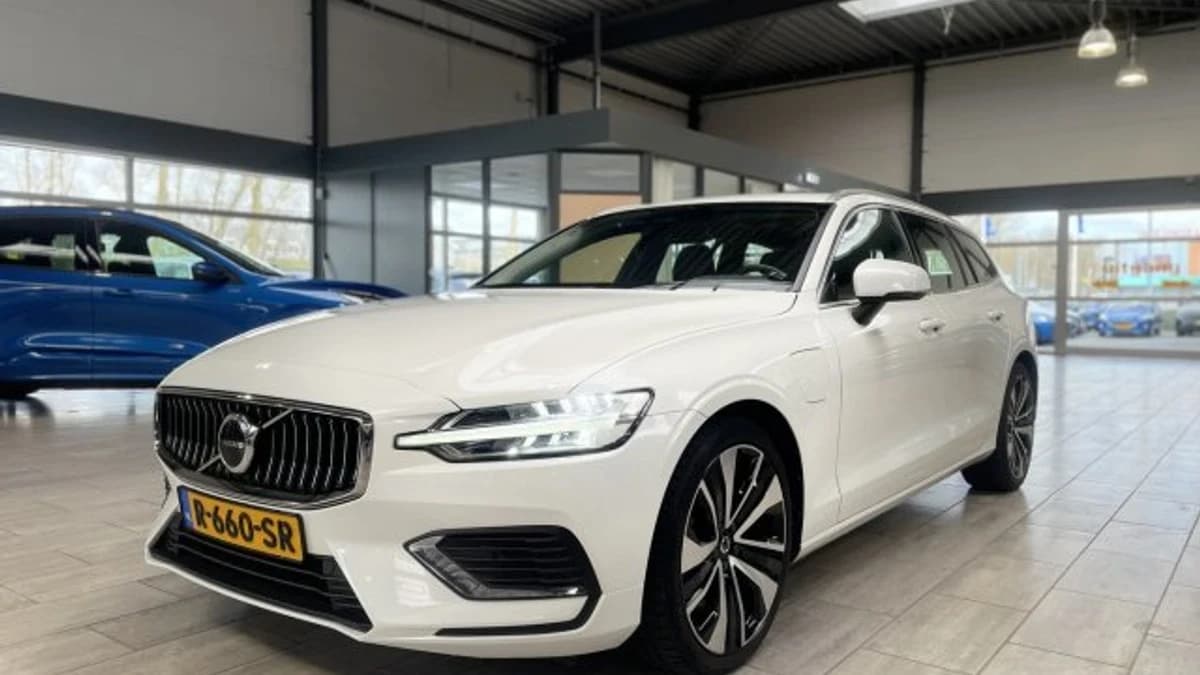 Volvo V60 2.0 T6 Plug-in hybrid AWD 350 pk Essential Bright — foto 1