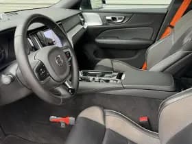 Volvo V60 2.0 T8 Plug-in hybrid AWD Plus Dark / Speciale samenstelling / 19" Velgen Black / B&W audio / Exterieur Styling Kit / thumbnail 12