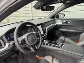 Volvo V60 2.0 T8 Plug-in hybrid AWD Plus Dark / Speciale samenstelling / 19" Velgen Black / B&W audio / Exterieur Styling Kit / thumbnail 13