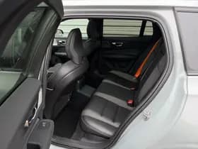 Volvo V60 2.0 T8 Plug-in hybrid AWD Plus Dark / Speciale samenstelling / 19" Velgen Black / B&W audio / Exterieur Styling Kit / thumbnail 14