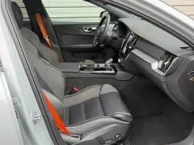 Volvo V60 2.0 T8 Plug-in hybrid AWD Plus Dark / Speciale samenstelling / 19" Velgen Black / B&W audio / Exterieur Styling Kit / thumbnail 16