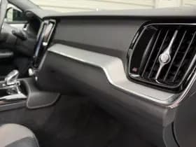 Volvo V60 2.0 T8 Plug-in hybrid AWD Plus Dark / Speciale samenstelling / 19" Velgen Black / B&W audio / Exterieur Styling Kit / thumbnail 17