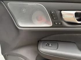 Volvo V60 2.0 T8 Plug-in hybrid AWD Plus Dark / Speciale samenstelling / 19" Velgen Black / B&W audio / Exterieur Styling Kit / thumbnail 26