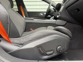 Volvo V60 2.0 T8 Plug-in hybrid AWD Plus Dark / Speciale samenstelling / 19" Velgen Black / B&W audio / Exterieur Styling Kit / thumbnail 27