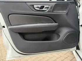 Volvo V60 T6 Plug-in hybrid AWD Plus Dark / I Love Sweden uitvoering / Exterieur Styling kit / 19" Velgen / Sport stoelen / thumbnail 19