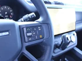 Land Rover Defender 110 Trophy Edition in Deep Sandglow Yellow – 2.0 P300e 110 X-Dynamic SE thumbnail 19