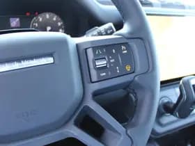 Land Rover Defender 110 Trophy Edition in Deep Sandglow Yellow – 2.0 P300e 110 X-Dynamic SE thumbnail 60