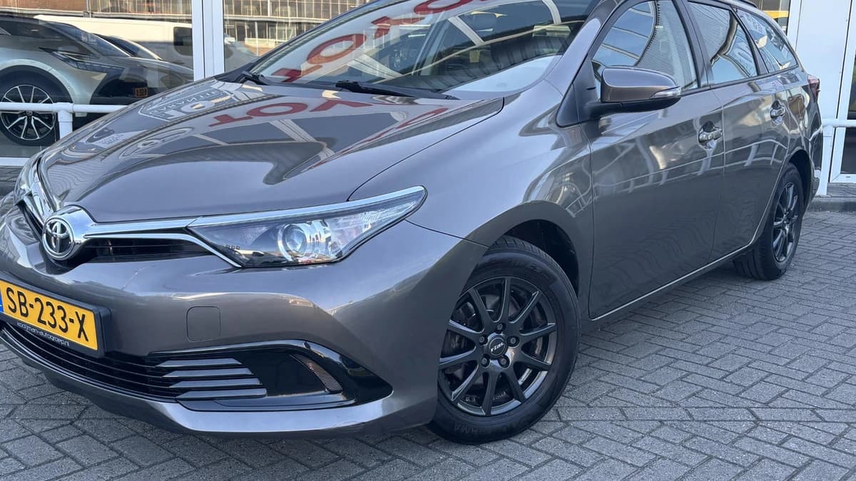 Toyota Auris — foto 1