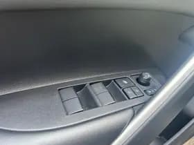 Toyota Corolla-cross thumbnail 12