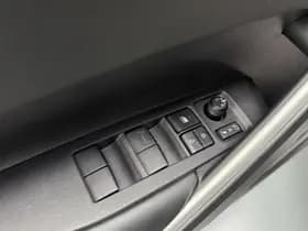 Toyota Corolla-cross thumbnail 4