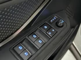 Toyota C-hr thumbnail 5