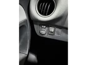 Toyota Yaris thumbnail 12