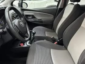 Toyota Yaris thumbnail 24