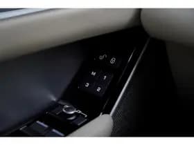 Land Rover Range Rover Velar 2.0 I4 Turbo AWD R-Dynamic HSE thumbnail 32