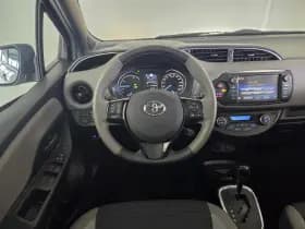 Toyota Yaris 1.5 Hybrid Bi-Tone Plus | Panoramadak | Navigatie | Parkeercamera thumbnail 2